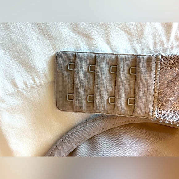 Chantelle minimizing underwire  bra - Picture 6 of 11